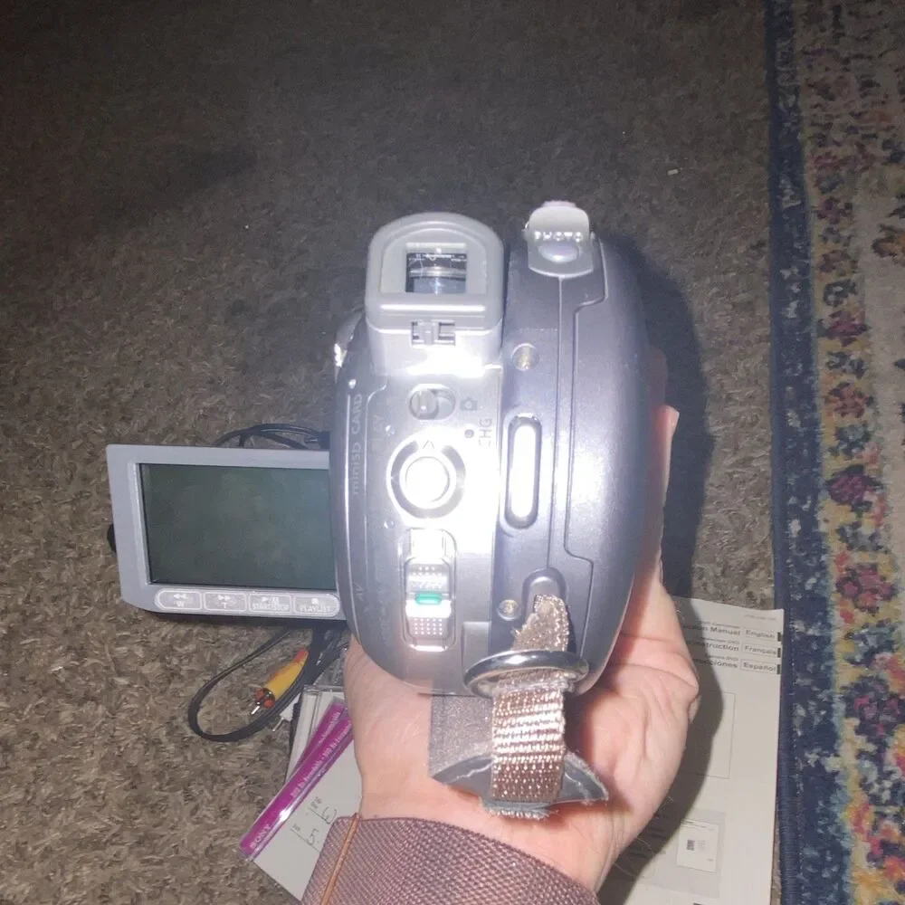 Canon DC220 DVD Handheld Camcorder Silver, 35x Optical Zoom, 2.7